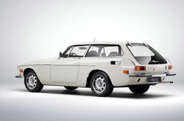 Volvo и комби: ще кажете, нищо ново.  Е, не и при 1800ES, който беше един от пионерите на лайфстайл комбитата, толкова харесвани и днес. Беше смел ход да се превърне застаряващото купе 1800 в shooting brake, за да се запази моделът жив. И успешен. 8077 бройки бяха продадени между 1971 и 1973 година. Еднокомпонентният стъклен заден капак беше иновативен по това време и възроден при 480ES през 1986-а.